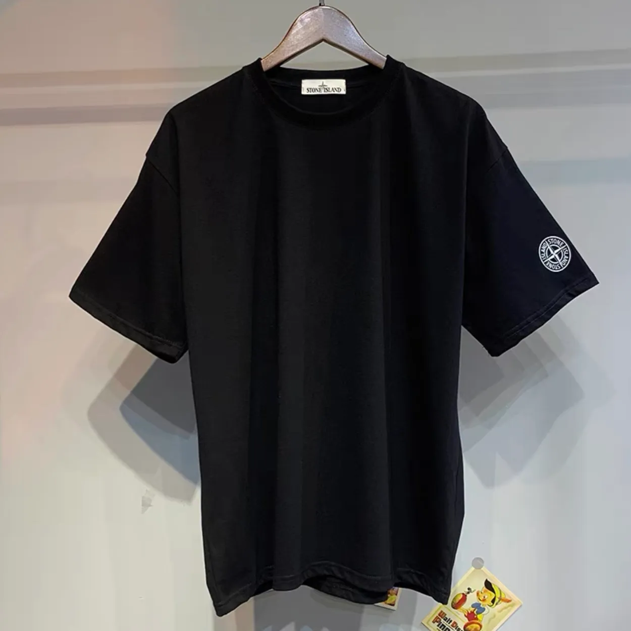 W618#P110💰 [Stone lsland/Stone Island summer new cuff compass printed pattern short-sleeved T-shirt] ⚠️[Original creation, high control of details] Made of 260g combed cotton 32-count double yarn, soft and comfortable to the touch, sweat-absorbent and breathable. -Simple basic and versatile style, original quality, the first choice for couples. -Made in a large factory, four needles and five threads on the shoulder, neatly arranged, high quality workmanship. -Same style for men and women. Very versatile, one piece for everyone, details are clearly visible. Color: Black White Size: M L